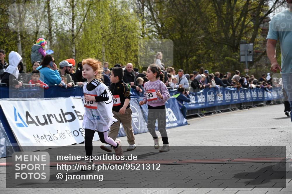 12.04.2026 - 45. Internationalen Wilhelmsburger Insellauf J. Mangold http://msf.ph/oto/9521312 12.04.2026 14:11:36 Ziel 185, 193, 179 meine-sportfotos.de