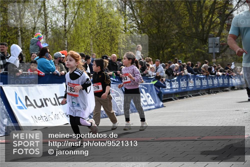 12.04.2026 - 45. Internationalen Wilhelmsburger Insellauf J. Mangold http://msf.ph/oto/9521313 12.04.2026 14:11:36 Ziel 185, 193, 179 meine-sportfotos.de