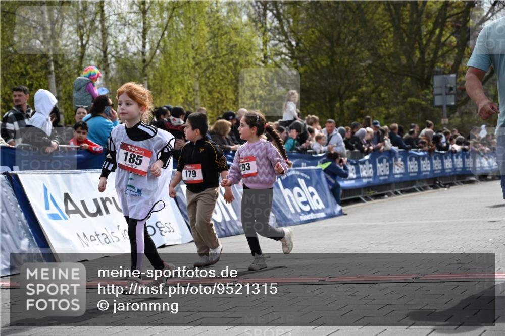 12.04.2026 - 45. Internationalen Wilhelmsburger Insellauf J. Mangold http://msf.ph/oto/9521315 12.04.2026 14:11:37 Ziel 185, 193, 179 meine-sportfotos.de