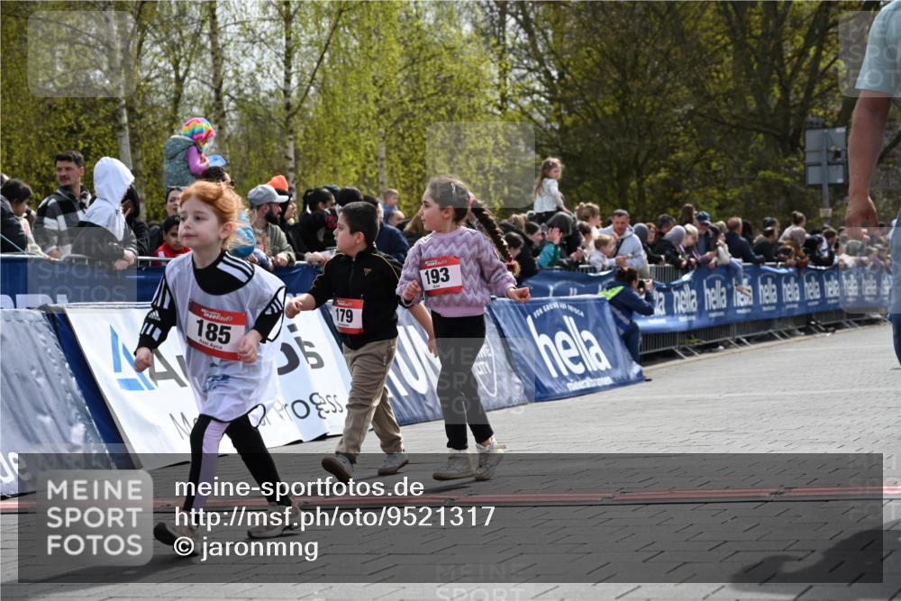 12.04.2026 - 45. Internationalen Wilhelmsburger Insellauf J. Mangold http://msf.ph/oto/9521317 12.04.2026 14:11:37 Ziel 185, 193, 179 meine-sportfotos.de