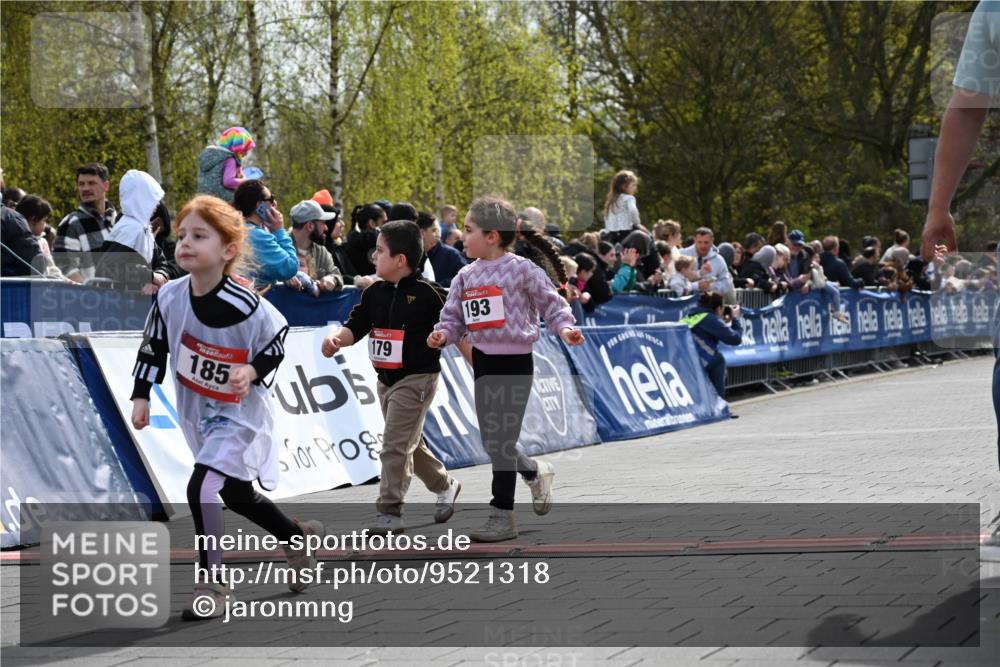 12.04.2026 - 45. Internationalen Wilhelmsburger Insellauf J. Mangold http://msf.ph/oto/9521318 12.04.2026 14:11:37 Ziel 185, 193, 179 meine-sportfotos.de