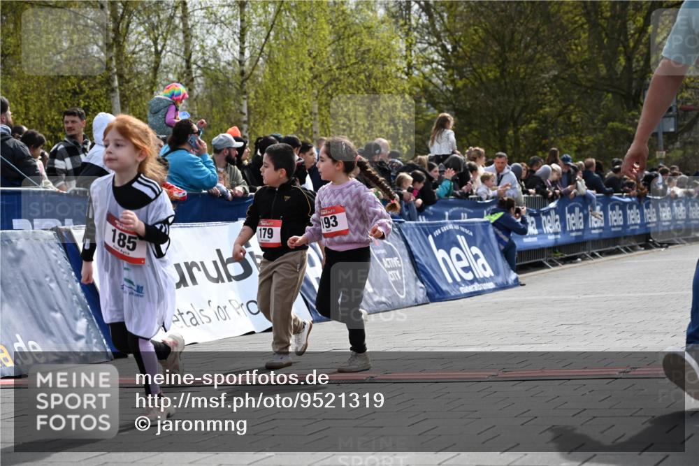 12.04.2026 - 45. Internationalen Wilhelmsburger Insellauf J. Mangold http://msf.ph/oto/9521319 12.04.2026 14:11:37 Ziel 185, 193, 179 meine-sportfotos.de