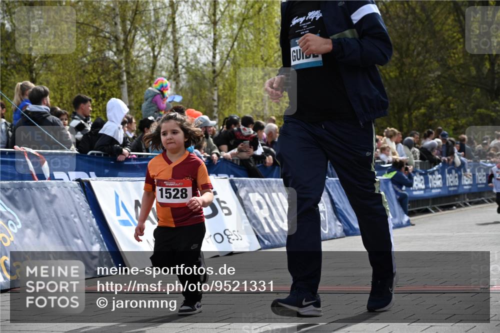 12.04.2026 - 45. Internationalen Wilhelmsburger Insellauf J. Mangold http://msf.ph/oto/9521331 12.04.2026 14:11:47 Ziel 1528, 213, 177 meine-sportfotos.de