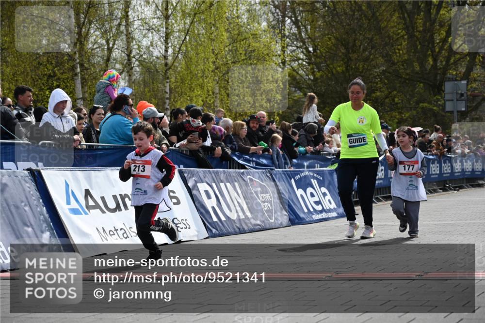 12.04.2026 - 45. Internationalen Wilhelmsburger Insellauf J. Mangold http://msf.ph/oto/9521341 12.04.2026 14:11:50 Ziel 1528, 213, 177, 1070 meine-sportfotos.de