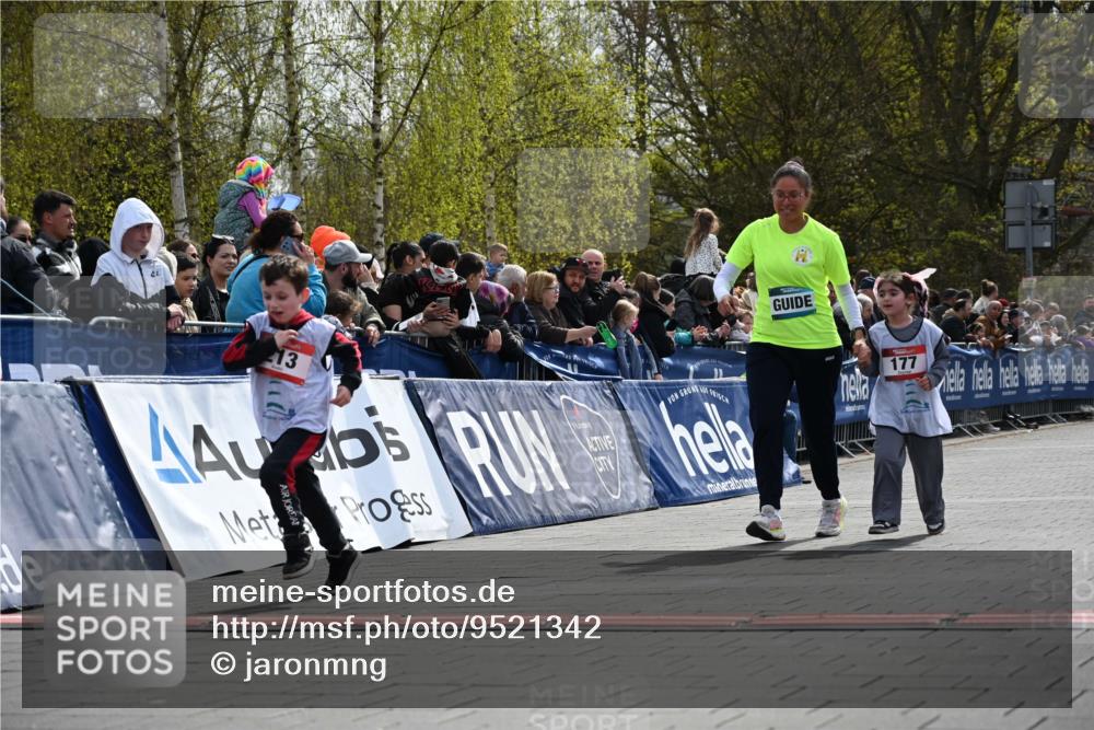 12.04.2026 - 45. Internationalen Wilhelmsburger Insellauf J. Mangold http://msf.ph/oto/9521342 12.04.2026 14:11:50 Ziel 1528, 213, 177, 1070 meine-sportfotos.de