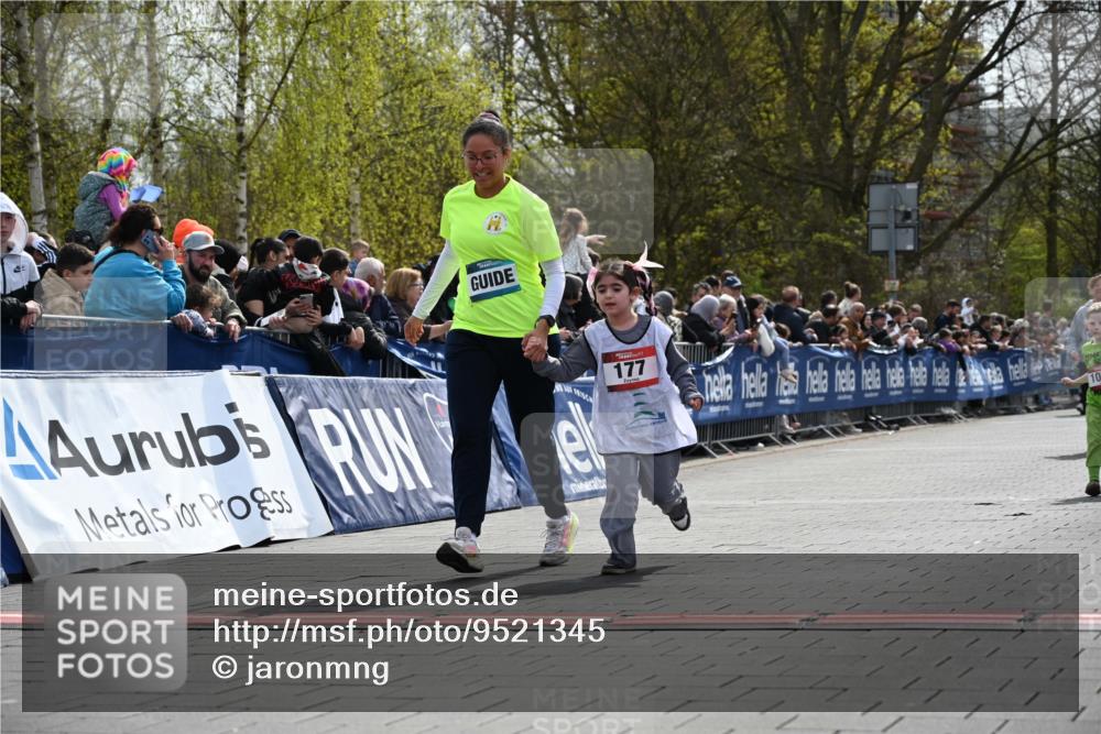 12.04.2026 - 45. Internationalen Wilhelmsburger Insellauf J. Mangold http://msf.ph/oto/9521345 12.04.2026 14:11:50 Ziel 1528, 213, 177, 1070 meine-sportfotos.de