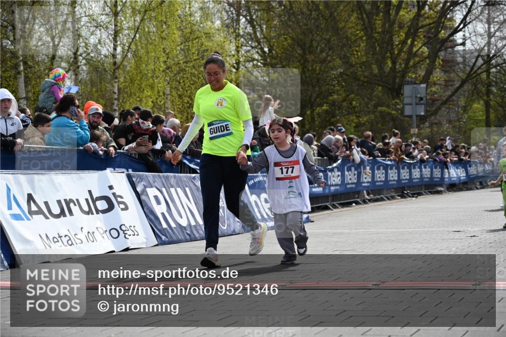 12.04.2026 - 45. Internationalen Wilhelmsburger Insellauf J. Mangold http://msf.ph/oto/9521346 12.04.2026 14:11:50 Ziel 1528, 213, 177, 1070 meine-sportfotos.de