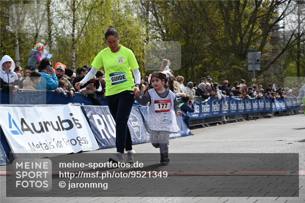 12.04.2026 - 45. Internationalen Wilhelmsburger Insellauf J. Mangold http://msf.ph/oto/9521349 12.04.2026 14:11:51 Ziel 213, 177, 1070 meine-sportfotos.de