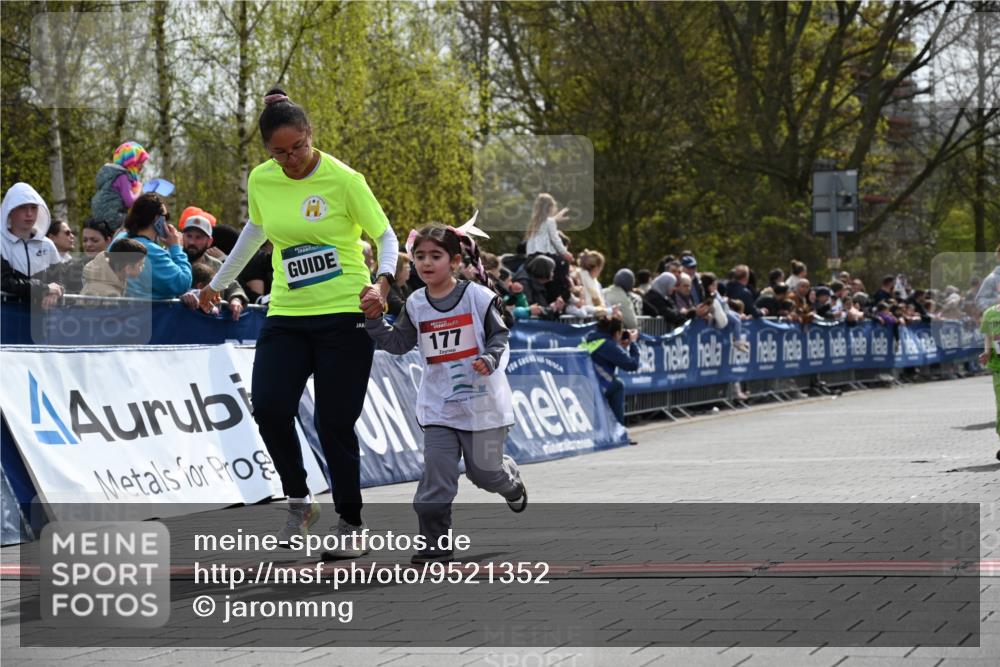 12.04.2026 - 45. Internationalen Wilhelmsburger Insellauf J. Mangold http://msf.ph/oto/9521352 12.04.2026 14:11:51 Ziel 213, 177, 1070 meine-sportfotos.de