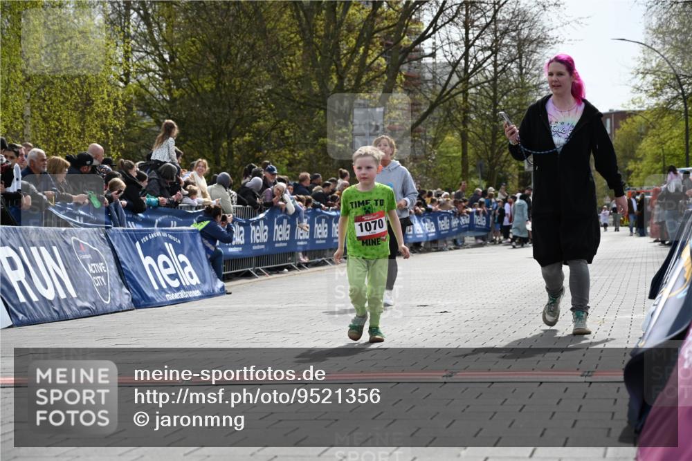 12.04.2026 - 45. Internationalen Wilhelmsburger Insellauf J. Mangold http://msf.ph/oto/9521356 12.04.2026 14:11:53 Ziel 213, 177, 1070 meine-sportfotos.de