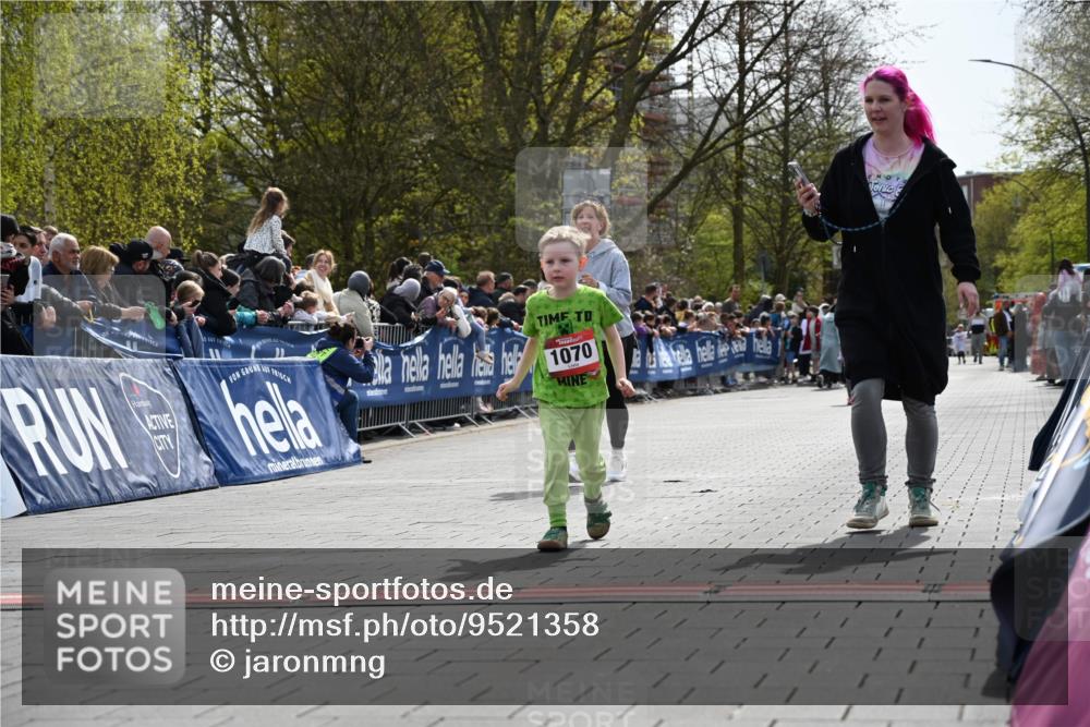 12.04.2026 - 45. Internationalen Wilhelmsburger Insellauf J. Mangold http://msf.ph/oto/9521358 12.04.2026 14:11:53 Ziel 213, 177, 1070 meine-sportfotos.de