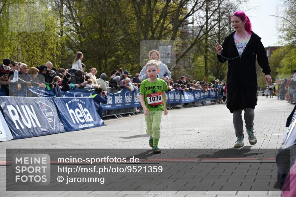 12.04.2026 - 45. Internationalen Wilhelmsburger Insellauf J. Mangold http://msf.ph/oto/9521359 12.04.2026 14:11:54 Ziel 213, 177, 1070 meine-sportfotos.de