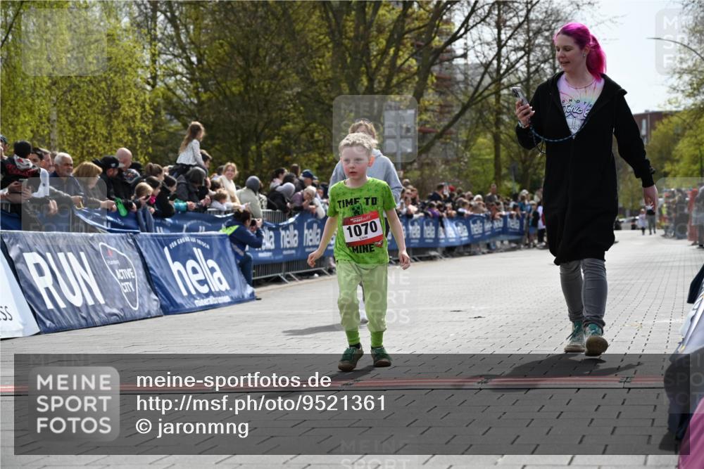 12.04.2026 - 45. Internationalen Wilhelmsburger Insellauf J. Mangold http://msf.ph/oto/9521361 12.04.2026 14:11:54 Ziel 213, 177, 1070 meine-sportfotos.de
