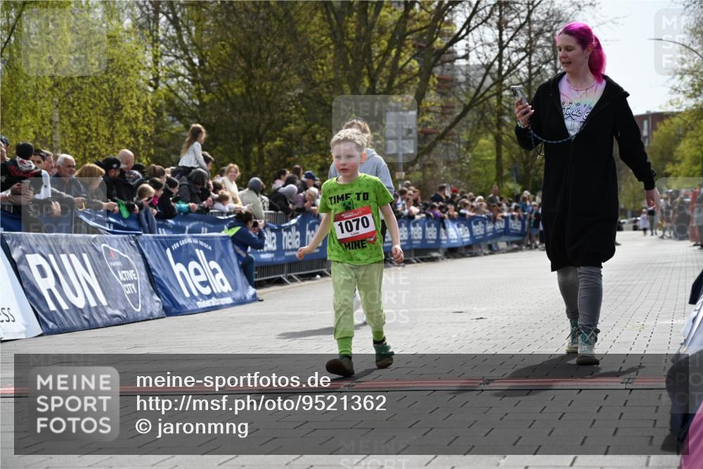 12.04.2026 - 45. Internationalen Wilhelmsburger Insellauf J. Mangold http://msf.ph/oto/9521362 12.04.2026 14:11:54 Ziel 213, 177, 1070 meine-sportfotos.de