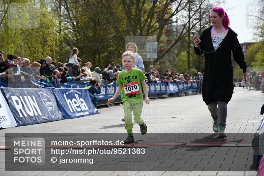 12.04.2026 - 45. Internationalen Wilhelmsburger Insellauf J. Mangold http://msf.ph/oto/9521363 12.04.2026 14:11:54 Ziel 213, 177, 1070 meine-sportfotos.de