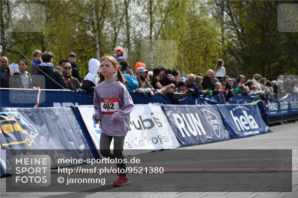 12.04.2026 - 45. Internationalen Wilhelmsburger Insellauf J. Mangold http://msf.ph/oto/9521380 12.04.2026 14:12:03 Ziel 462 meine-sportfotos.de
