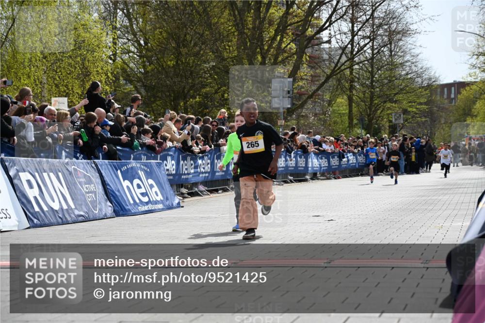 12.04.2026 - 45. Internationalen Wilhelmsburger Insellauf J. Mangold http://msf.ph/oto/9521425 12.04.2026 14:19:33 Ziel 941, 265, 87, 1614 meine-sportfotos.de