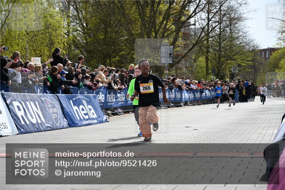 12.04.2026 - 45. Internationalen Wilhelmsburger Insellauf J. Mangold http://msf.ph/oto/9521426 12.04.2026 14:19:33 Ziel 941, 265, 87, 1614 meine-sportfotos.de