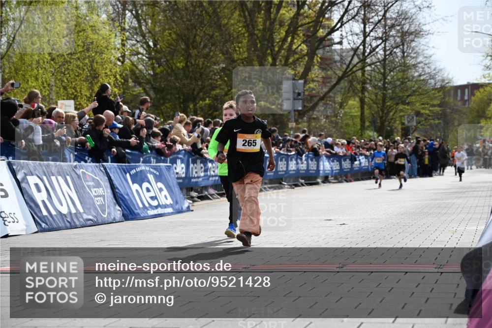 12.04.2026 - 45. Internationalen Wilhelmsburger Insellauf J. Mangold http://msf.ph/oto/9521428 12.04.2026 14:19:33 Ziel 941, 265, 87, 1614 meine-sportfotos.de