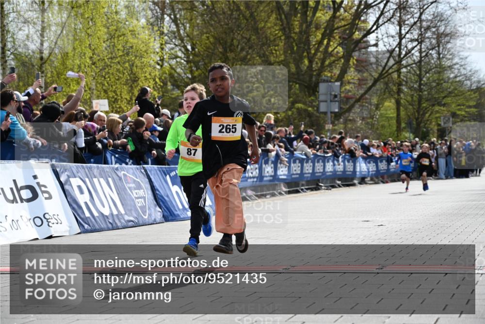 12.04.2026 - 45. Internationalen Wilhelmsburger Insellauf J. Mangold http://msf.ph/oto/9521435 12.04.2026 14:19:33 Ziel 941, 265, 87, 1614 meine-sportfotos.de