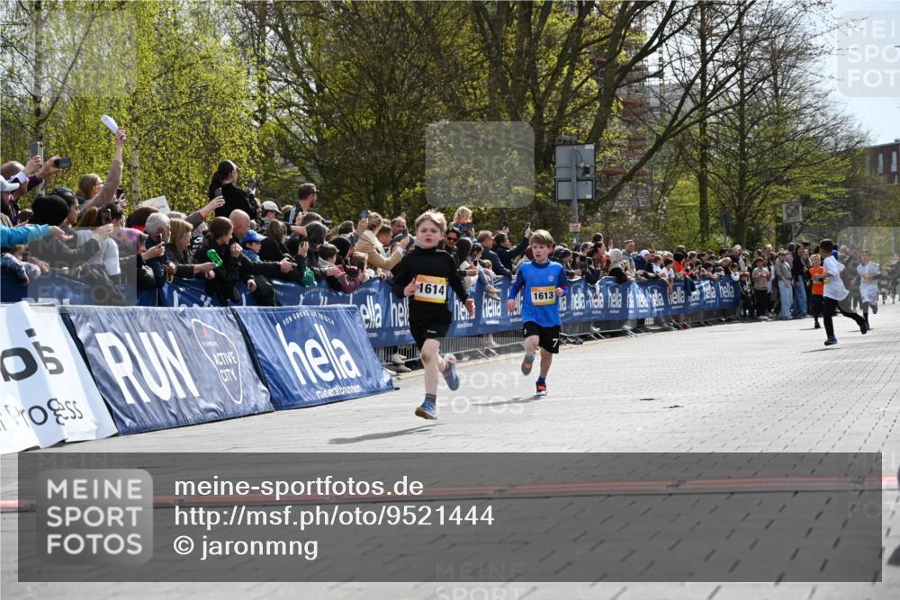 12.04.2026 - 45. Internationalen Wilhelmsburger Insellauf J. Mangold http://msf.ph/oto/9521444 12.04.2026 14:19:37 Ziel 265, 87, 1614, 1613 meine-sportfotos.de