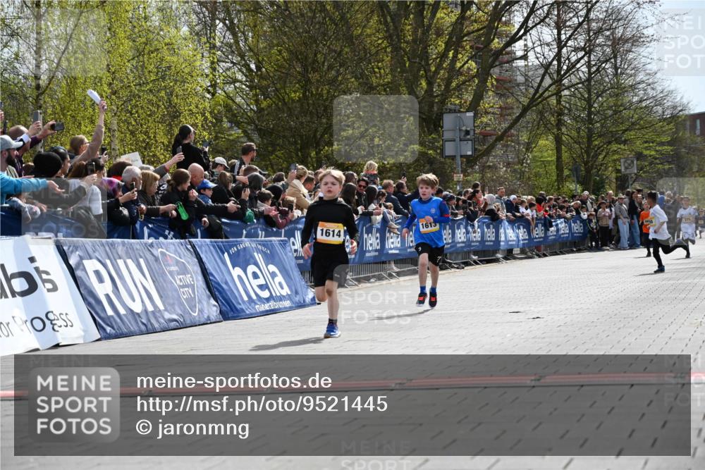 12.04.2026 - 45. Internationalen Wilhelmsburger Insellauf J. Mangold http://msf.ph/oto/9521445 12.04.2026 14:19:37 Ziel 265, 87, 1614, 1613 meine-sportfotos.de