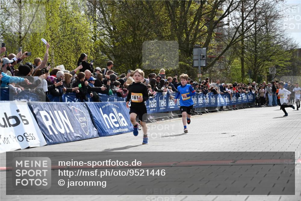 12.04.2026 - 45. Internationalen Wilhelmsburger Insellauf J. Mangold http://msf.ph/oto/9521446 12.04.2026 14:19:37 Ziel 265, 87, 1614, 1613 meine-sportfotos.de