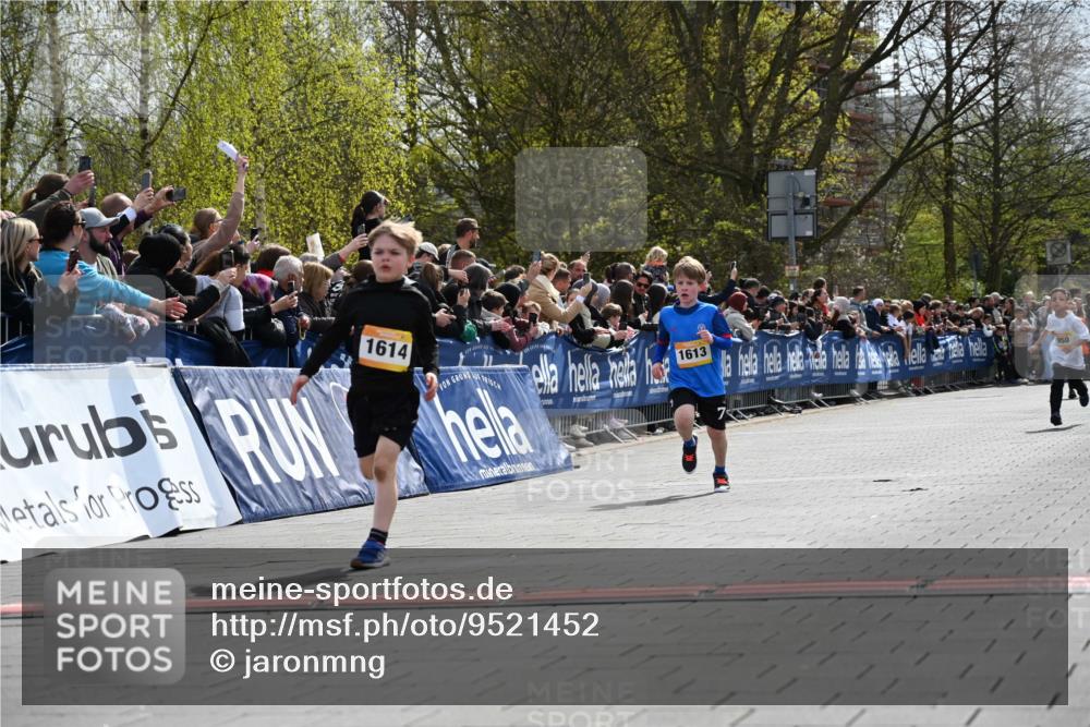 12.04.2026 - 45. Internationalen Wilhelmsburger Insellauf J. Mangold http://msf.ph/oto/9521452 12.04.2026 14:19:37 Ziel 265, 87, 1614, 1613 meine-sportfotos.de