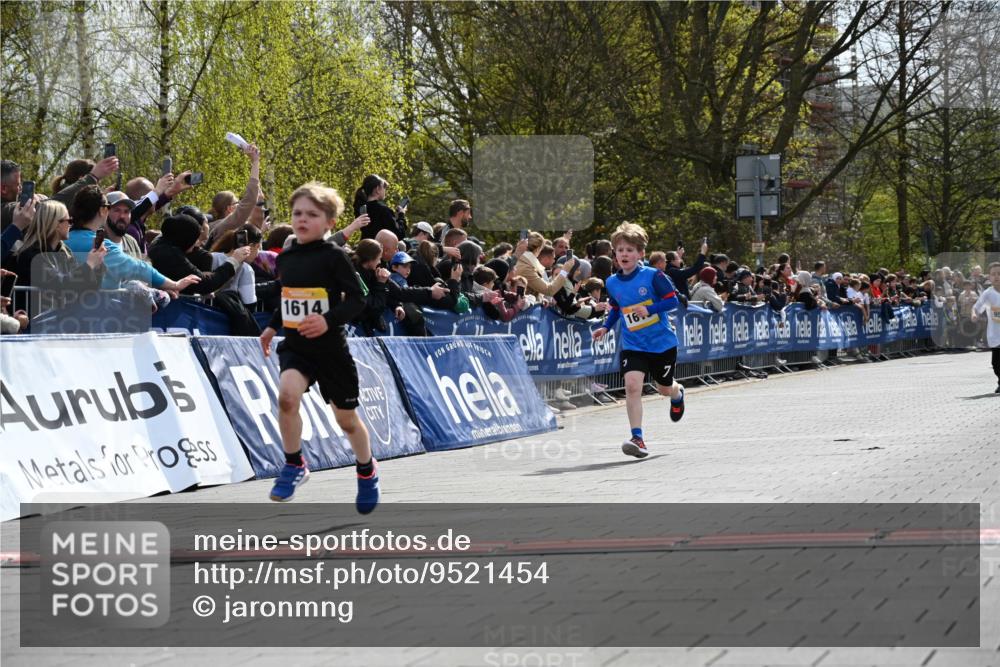 12.04.2026 - 45. Internationalen Wilhelmsburger Insellauf J. Mangold http://msf.ph/oto/9521454 12.04.2026 14:19:37 Ziel 265, 87, 1614, 1613 meine-sportfotos.de