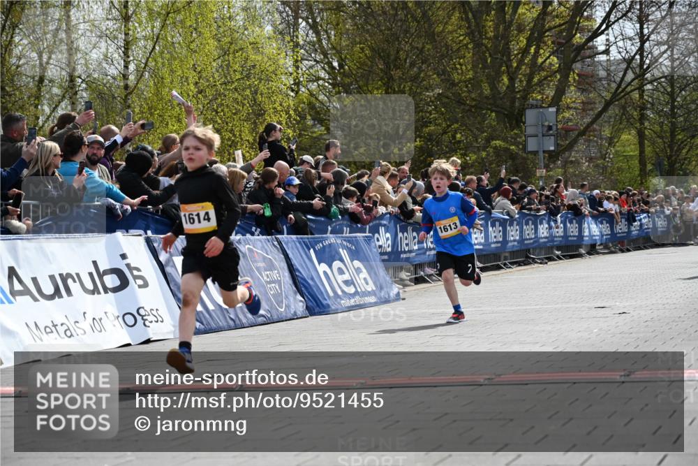 12.04.2026 - 45. Internationalen Wilhelmsburger Insellauf J. Mangold http://msf.ph/oto/9521455 12.04.2026 14:19:38 Ziel 1614, 1613, 950 meine-sportfotos.de