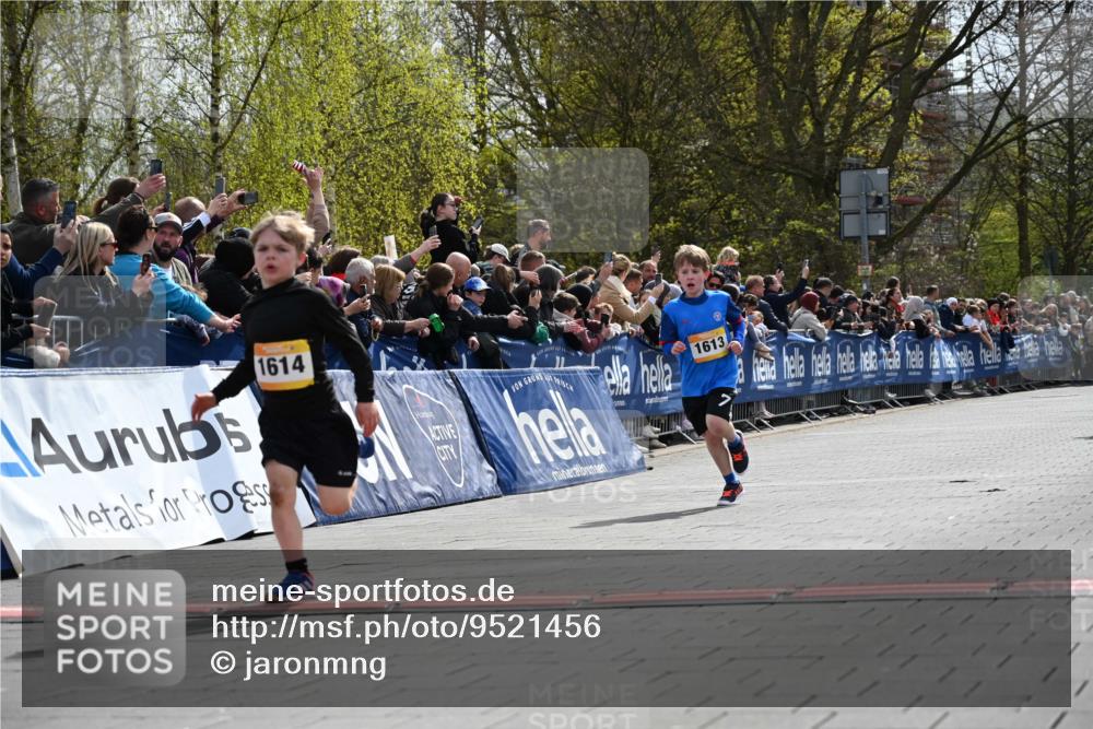 12.04.2026 - 45. Internationalen Wilhelmsburger Insellauf J. Mangold http://msf.ph/oto/9521456 12.04.2026 14:19:38 Ziel 1614, 1613, 950 meine-sportfotos.de