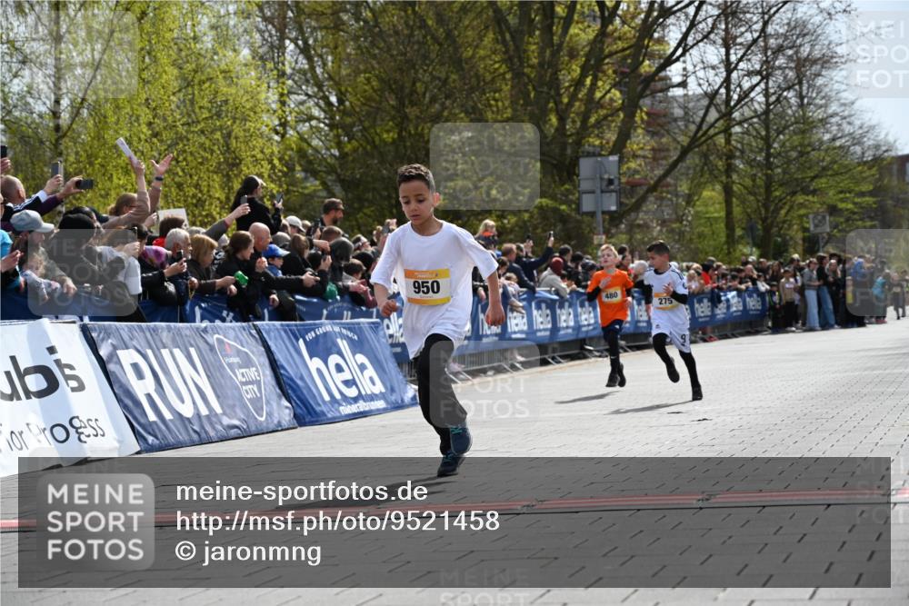 12.04.2026 - 45. Internationalen Wilhelmsburger Insellauf J. Mangold http://msf.ph/oto/9521458 12.04.2026 14:19:41 Ziel 1614, 1613, 950, 275, 480 meine-sportfotos.de