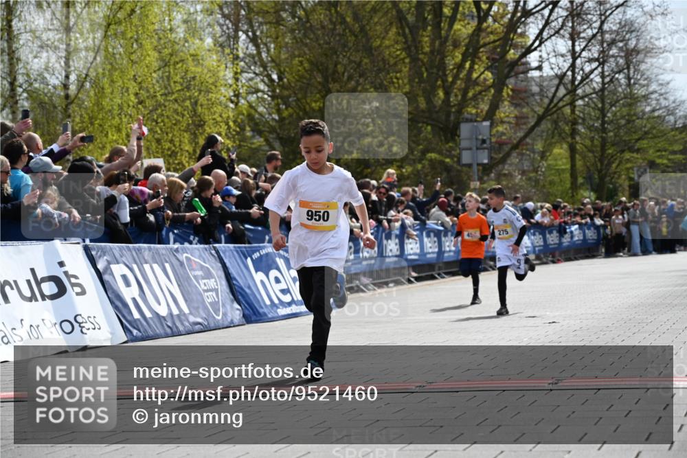 12.04.2026 - 45. Internationalen Wilhelmsburger Insellauf J. Mangold http://msf.ph/oto/9521460 12.04.2026 14:19:42 Ziel 1613, 950, 275, 480 meine-sportfotos.de