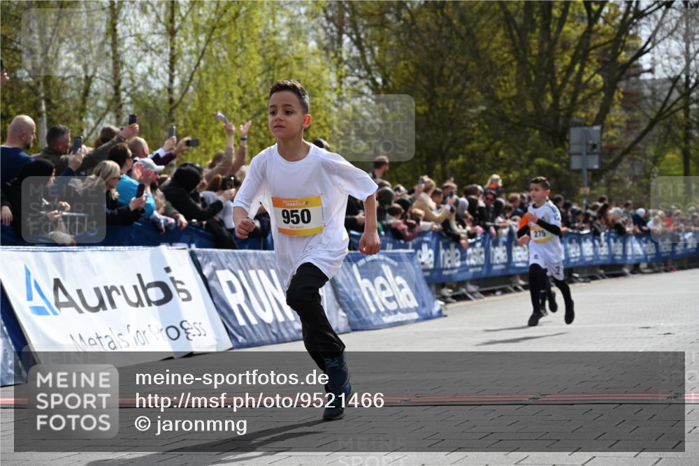12.04.2026 - 45. Internationalen Wilhelmsburger Insellauf J. Mangold http://msf.ph/oto/9521466 12.04.2026 14:19:42 Ziel 1613, 950, 275, 480 meine-sportfotos.de