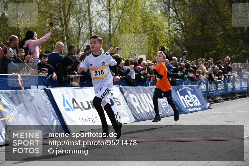12.04.2026 - 45. Internationalen Wilhelmsburger Insellauf J. Mangold http://msf.ph/oto/9521478 12.04.2026 14:19:44 Ziel 950, 275, 480 meine-sportfotos.de