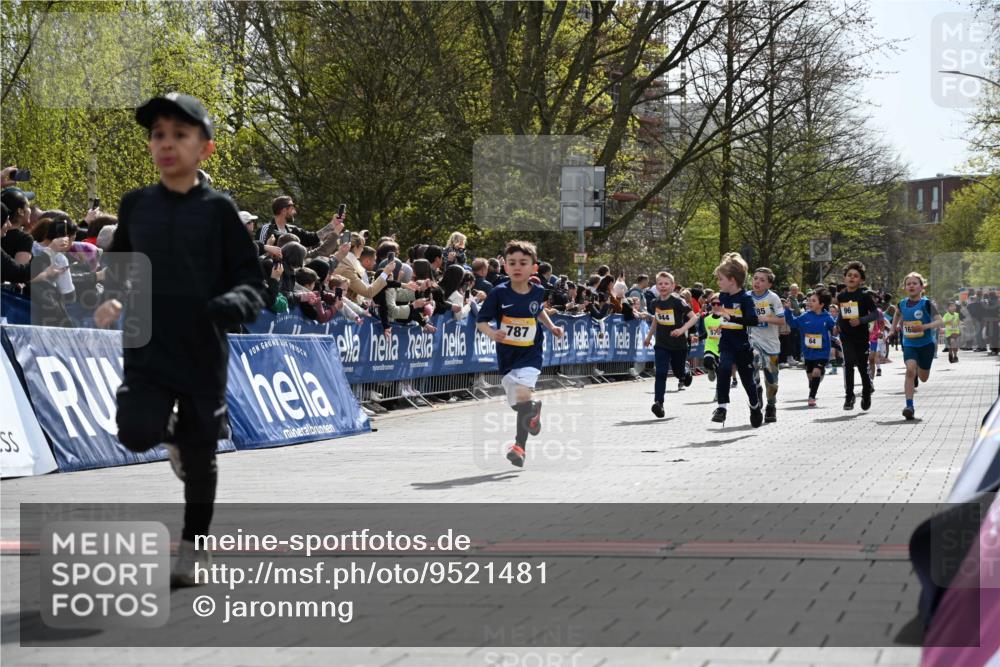 12.04.2026 - 45. Internationalen Wilhelmsburger Insellauf J. Mangold http://msf.ph/oto/9521481 12.04.2026 14:19:50 Ziel 787, 952, 1604, 985, 944, 64, 96, 579 meine-sportfotos.de