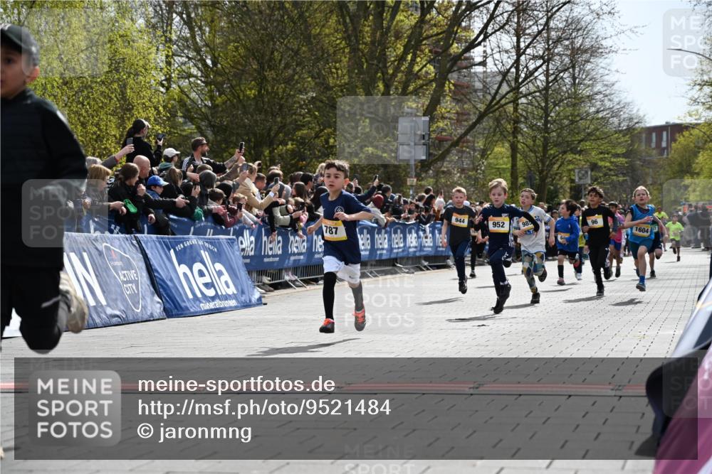 12.04.2026 - 45. Internationalen Wilhelmsburger Insellauf J. Mangold http://msf.ph/oto/9521484 12.04.2026 14:19:50 Ziel 787, 952, 1604, 985, 944, 64, 96, 579 meine-sportfotos.de