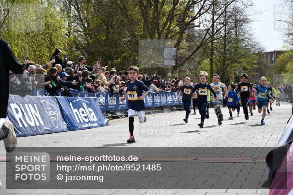 12.04.2026 - 45. Internationalen Wilhelmsburger Insellauf J. Mangold http://msf.ph/oto/9521485 12.04.2026 14:19:50 Ziel 787, 952, 1604, 985, 944, 64, 96, 579 meine-sportfotos.de