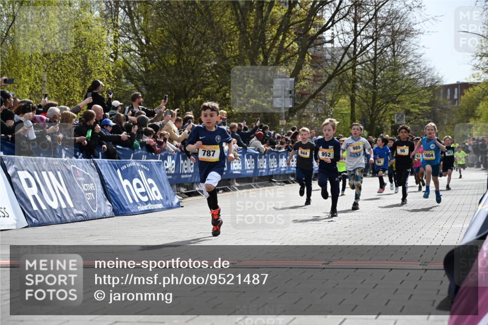 12.04.2026 - 45. Internationalen Wilhelmsburger Insellauf J. Mangold http://msf.ph/oto/9521487 12.04.2026 14:19:51 Ziel 787, 952, 1604, 985, 944, 64, 96, 579, 740 meine-sportfotos.de