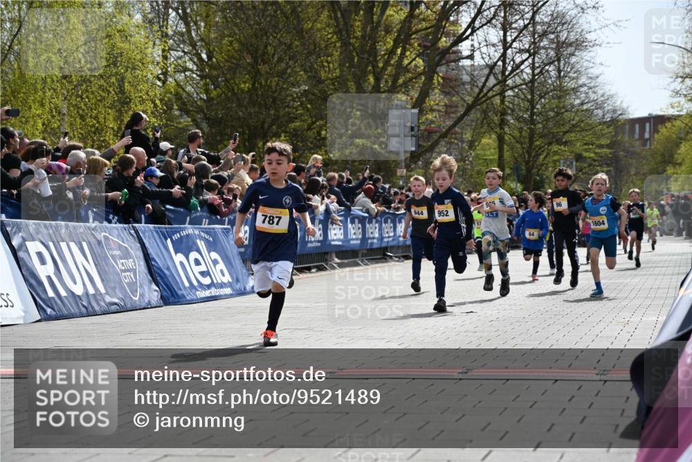 12.04.2026 - 45. Internationalen Wilhelmsburger Insellauf J. Mangold http://msf.ph/oto/9521489 12.04.2026 14:19:51 Ziel 787, 952, 1604, 985, 944, 64, 96, 579, 740 meine-sportfotos.de