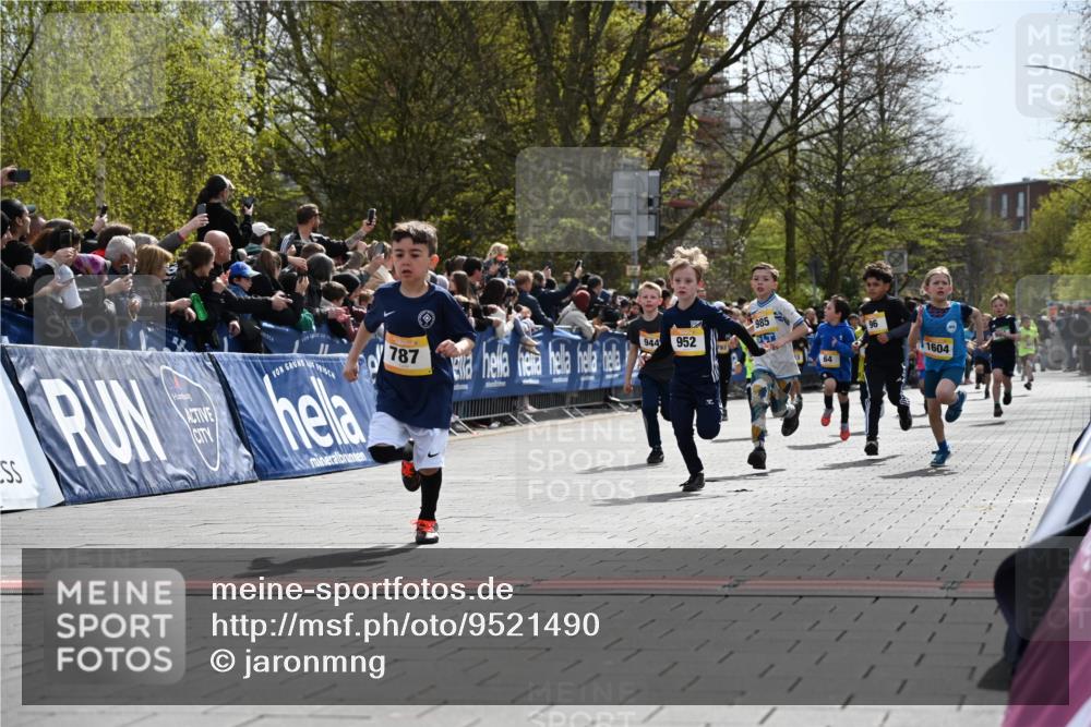 12.04.2026 - 45. Internationalen Wilhelmsburger Insellauf J. Mangold http://msf.ph/oto/9521490 12.04.2026 14:19:51 Ziel 787, 952, 1604, 985, 944, 64, 96, 579, 740 meine-sportfotos.de