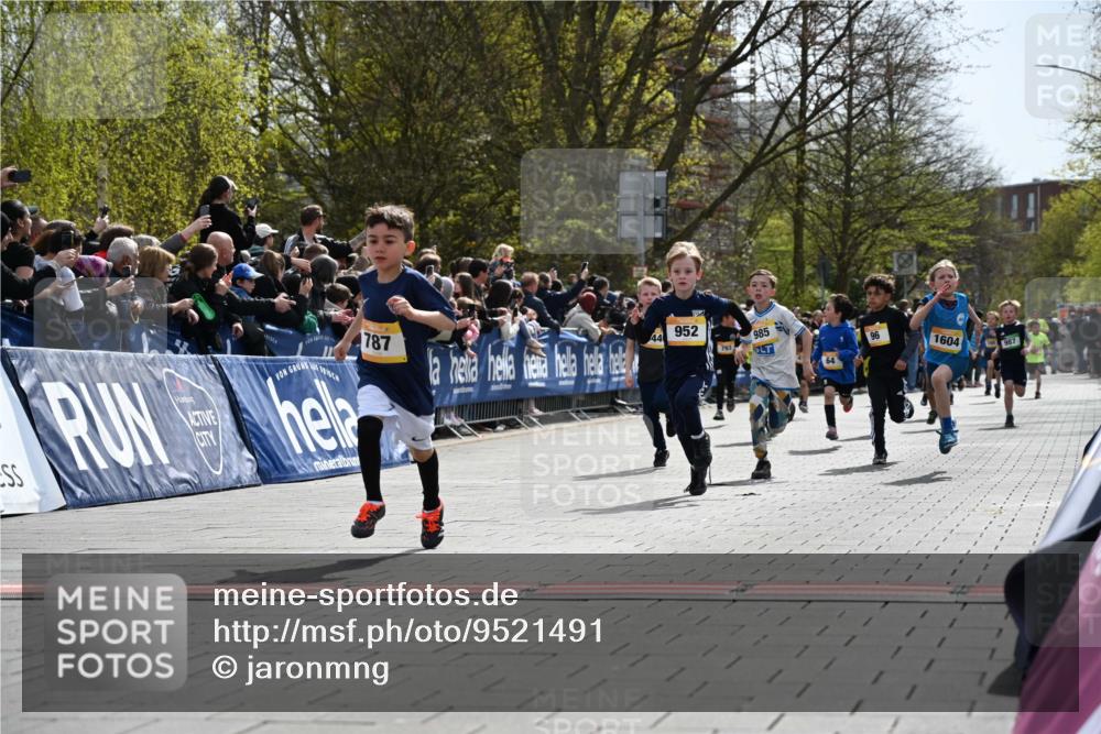 12.04.2026 - 45. Internationalen Wilhelmsburger Insellauf J. Mangold http://msf.ph/oto/9521491 12.04.2026 14:19:51 Ziel 787, 952, 1604, 985, 944, 64, 96, 579, 740 meine-sportfotos.de
