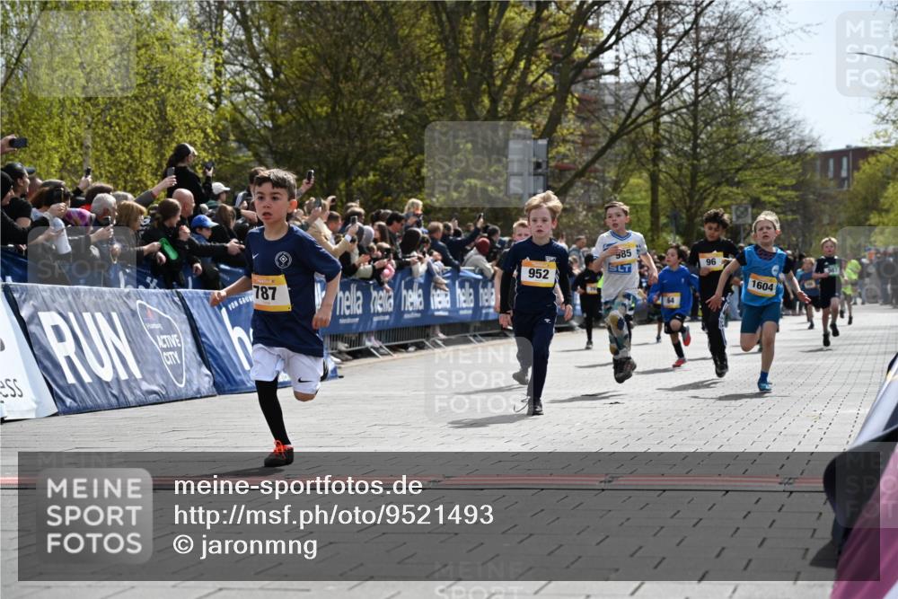 12.04.2026 - 45. Internationalen Wilhelmsburger Insellauf J. Mangold http://msf.ph/oto/9521493 12.04.2026 14:19:51 Ziel 787, 952, 1604, 985, 944, 64, 96, 579, 740 meine-sportfotos.de