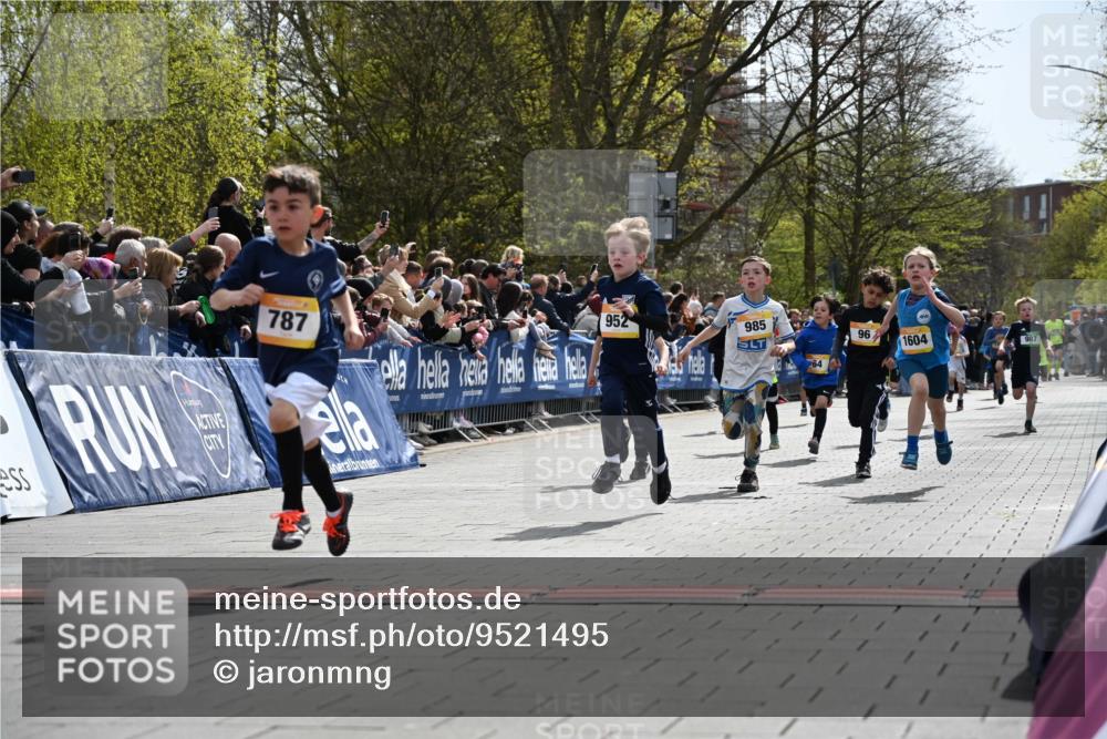 12.04.2026 - 45. Internationalen Wilhelmsburger Insellauf J. Mangold http://msf.ph/oto/9521495 12.04.2026 14:19:51 Ziel 787, 952, 1604, 985, 944, 64, 96, 579, 740 meine-sportfotos.de
