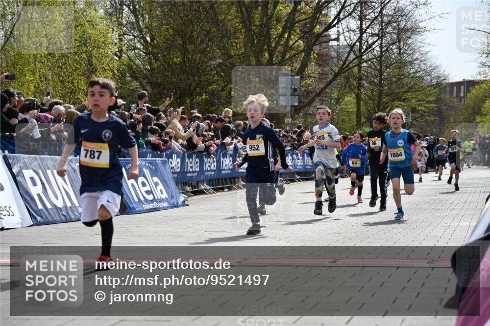 12.04.2026 - 45. Internationalen Wilhelmsburger Insellauf J. Mangold http://msf.ph/oto/9521497 12.04.2026 14:19:51 Ziel 787, 952, 1604, 985, 944, 64, 96, 579, 740 meine-sportfotos.de