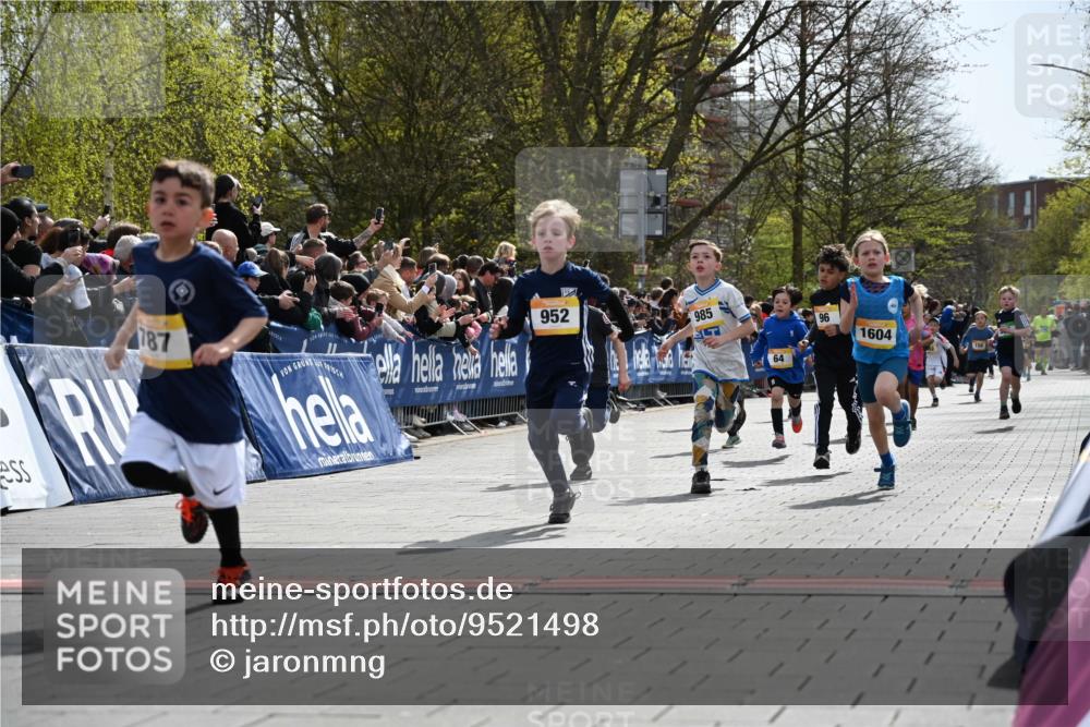 12.04.2026 - 45. Internationalen Wilhelmsburger Insellauf J. Mangold http://msf.ph/oto/9521498 12.04.2026 14:19:51 Ziel 787, 952, 1604, 985, 944, 64, 96, 579, 740 meine-sportfotos.de