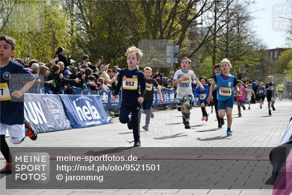 12.04.2026 - 45. Internationalen Wilhelmsburger Insellauf J. Mangold http://msf.ph/oto/9521501 12.04.2026 14:19:52 Ziel 787, 952, 1604, 985, 944, 64, 96, 579, 740, 943, 793, 845 meine-sportfotos.de