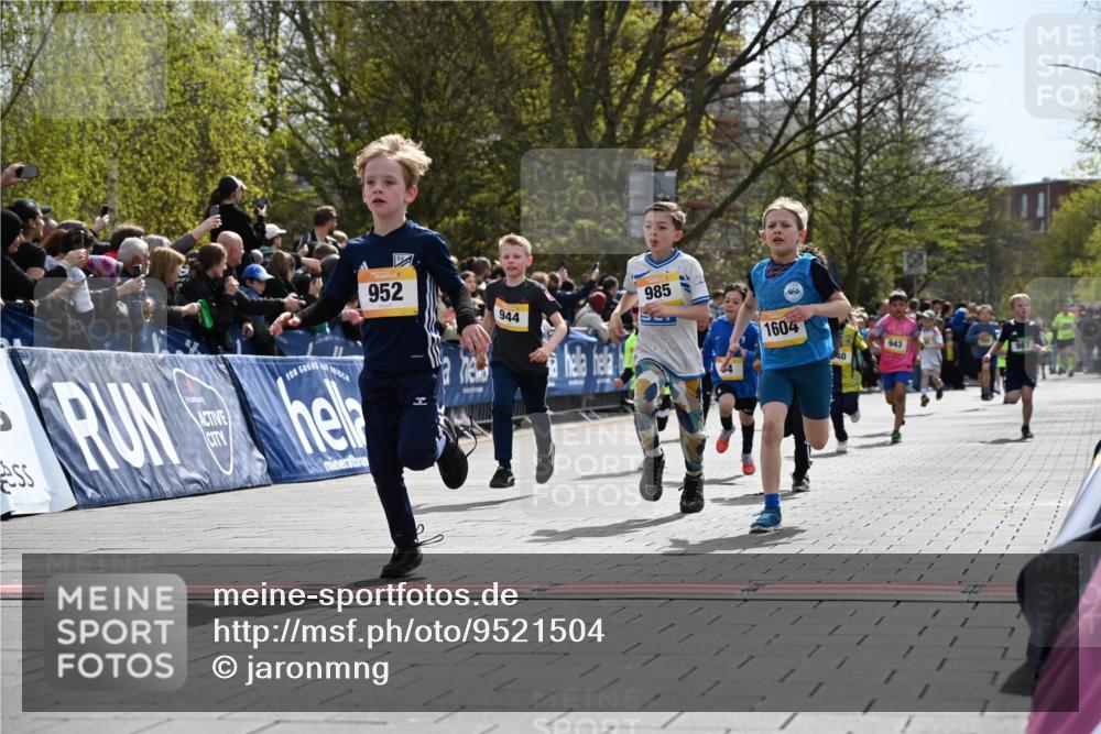 12.04.2026 - 45. Internationalen Wilhelmsburger Insellauf J. Mangold http://msf.ph/oto/9521504 12.04.2026 14:19:52 Ziel 787, 952, 1604, 985, 944, 64, 96, 579, 740, 943, 793, 845 meine-sportfotos.de
