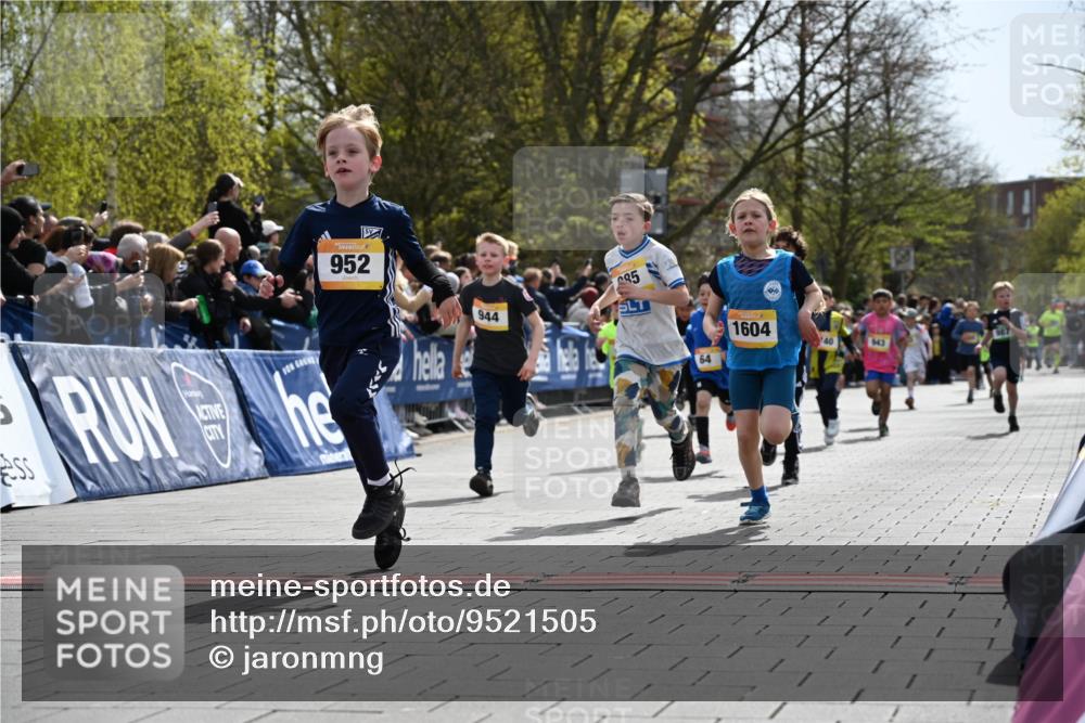 12.04.2026 - 45. Internationalen Wilhelmsburger Insellauf J. Mangold http://msf.ph/oto/9521505 12.04.2026 14:19:52 Ziel 787, 952, 1604, 985, 944, 64, 96, 579, 740, 943, 793, 845 meine-sportfotos.de