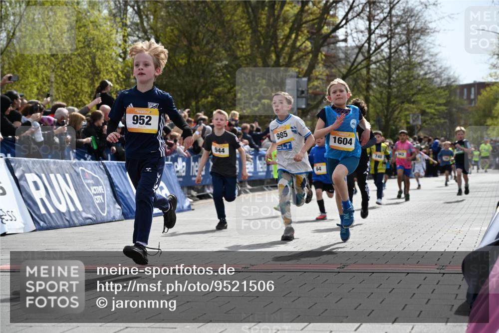 12.04.2026 - 45. Internationalen Wilhelmsburger Insellauf J. Mangold http://msf.ph/oto/9521506 12.04.2026 14:19:52 Ziel 787, 952, 1604, 985, 944, 64, 96, 579, 740, 943, 793, 845 meine-sportfotos.de